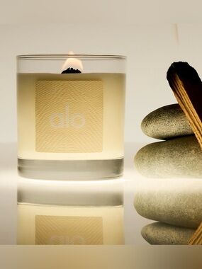 ALO Yoga Signature Candle sandalwood violet amber for zen inducing energy